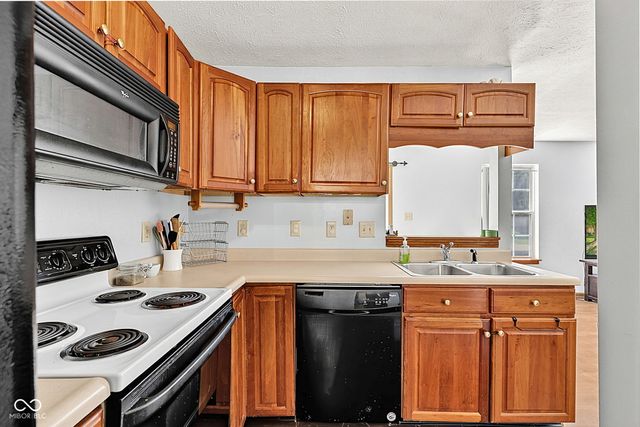 6723 Wimbledon Drive, Zionsville, IN 46077