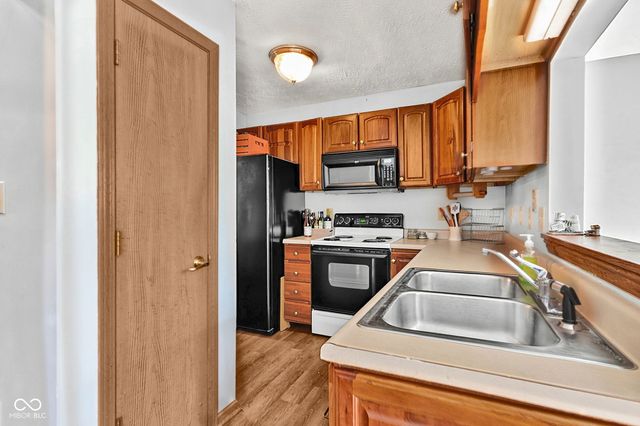 6723 Wimbledon Drive, Zionsville, IN 46077