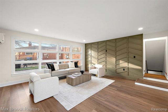 34909 W Chicago Street, Livonia, MI 48150