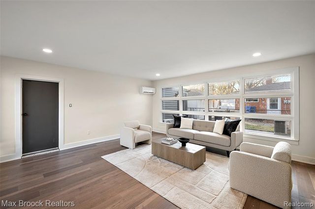 34909 W Chicago Street, Livonia, MI 48150