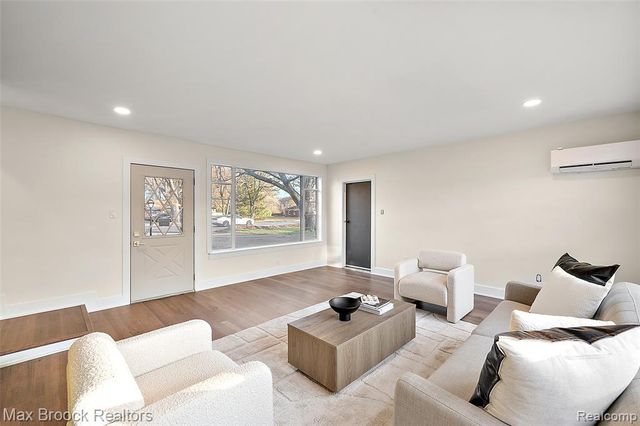 34909 W Chicago Street, Livonia, MI 48150