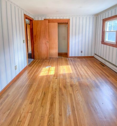 78 Franklin St, Douglas, MA 01516