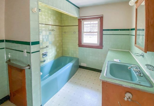 78 Franklin St, Douglas, MA 01516