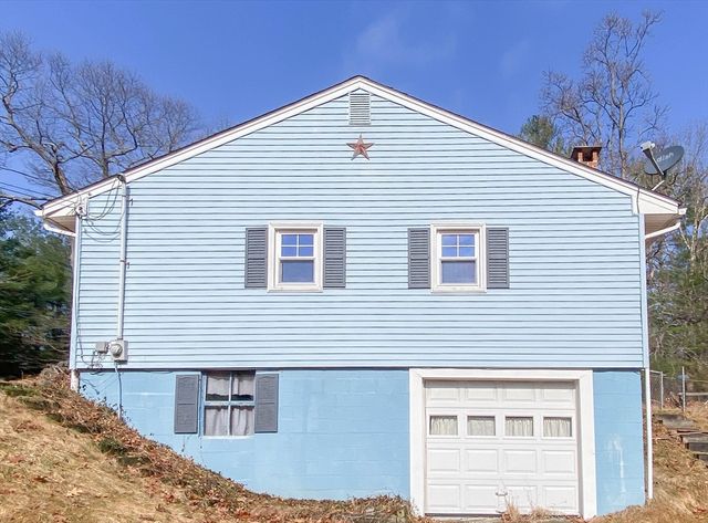 78 Franklin St, Douglas, MA 01516