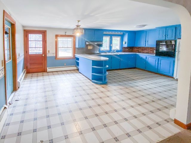 78 Franklin St, Douglas, MA 01516