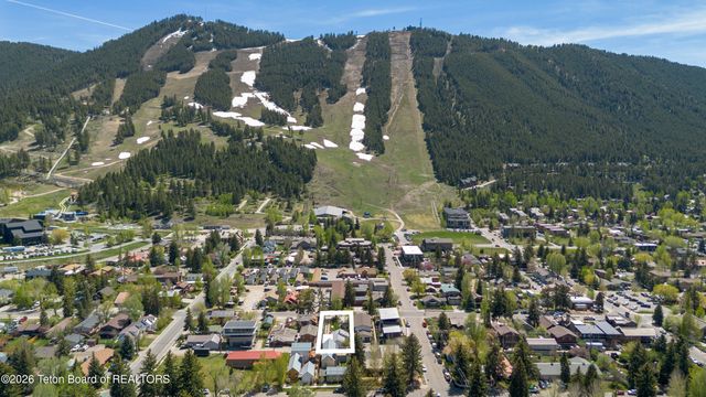 125 E KELLY Avenue, Jackson, WY 83001