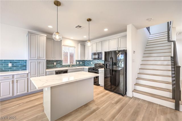 10641 Jamestown Square Avenue, Las Vegas, NV 89166