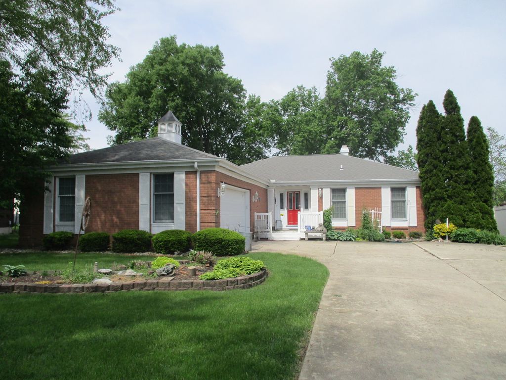 Image 1 of property listing at 905 Knottingham Drive, Ottawa, IL 61350