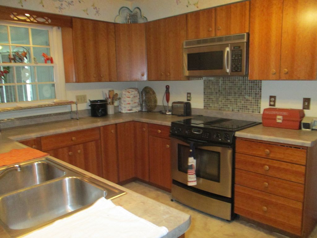 Image 2 of property listing at 905 Knottingham Drive, Ottawa, IL 61350