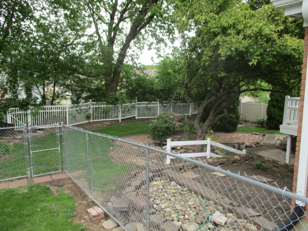 Image 20 of property listing at 905 Knottingham Drive, Ottawa, IL 61350