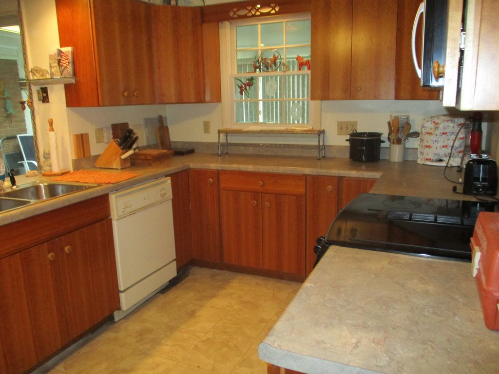 Image 3 of property listing at 905 Knottingham Drive, Ottawa, IL 61350