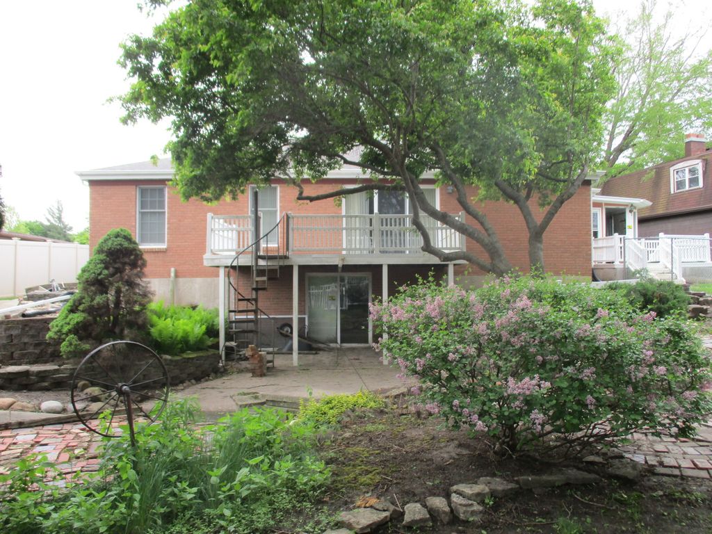 Image 21 of property listing at 905 Knottingham Drive, Ottawa, IL 61350