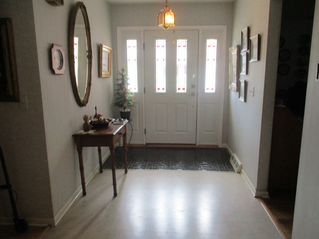 Image 5 of property listing at 905 Knottingham Drive, Ottawa, IL 61350