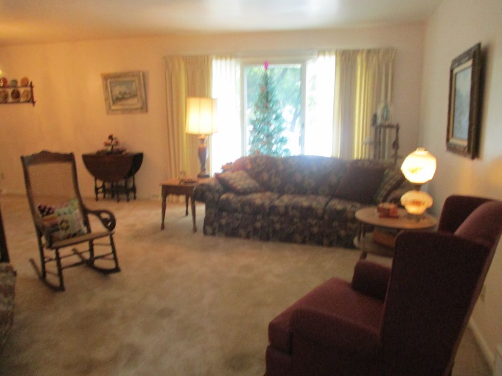 Image 6 of property listing at 905 Knottingham Drive, Ottawa, IL 61350