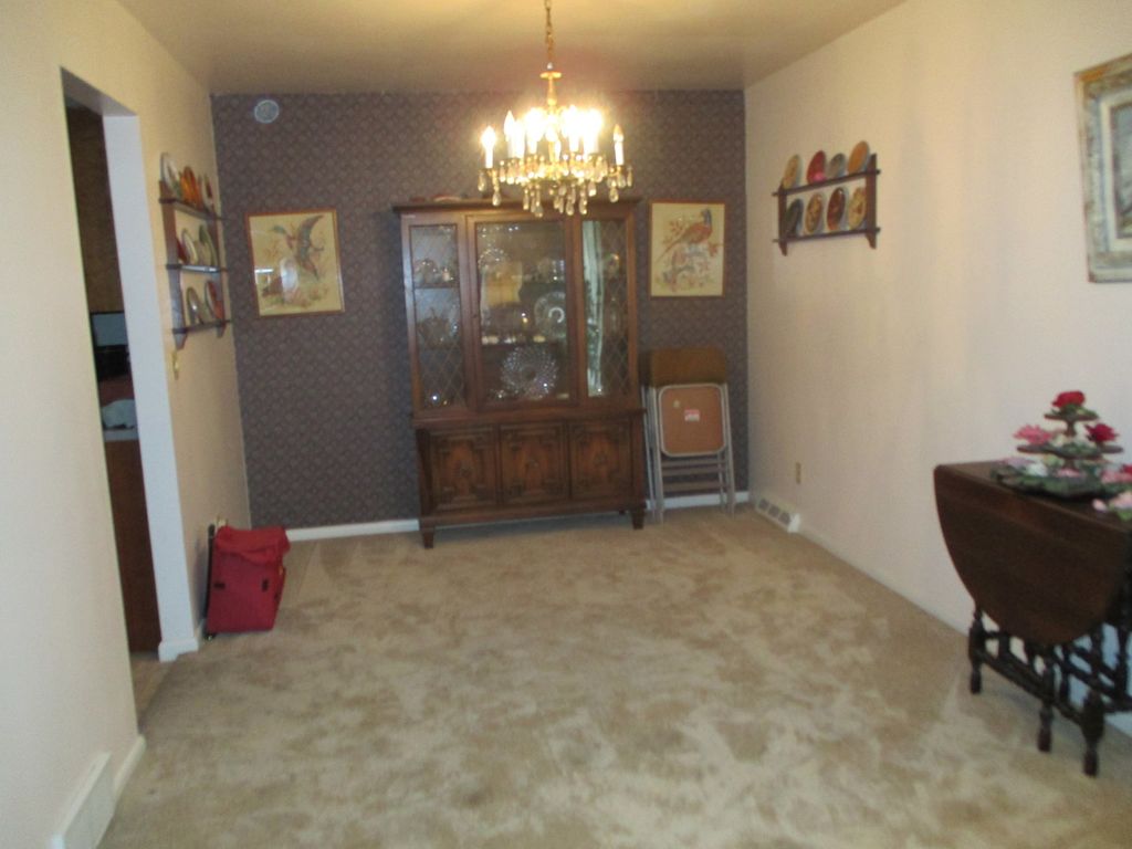 Image 8 of property listing at 905 Knottingham Drive, Ottawa, IL 61350