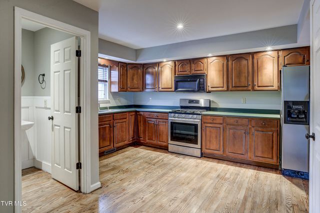 204 East Mountain View Road 40, Johnson City, TN 37601