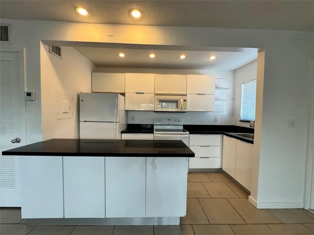 2830 NE 30th Place 1, Fort Lauderdale, FL 33306