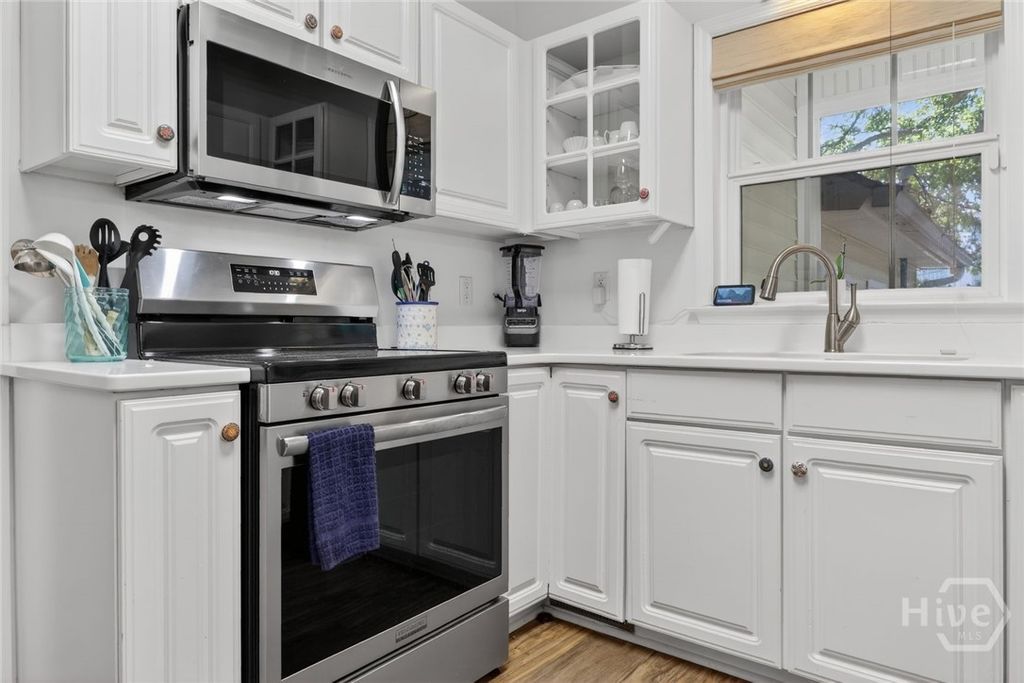 Image 10 of property listing at Address unavailable.