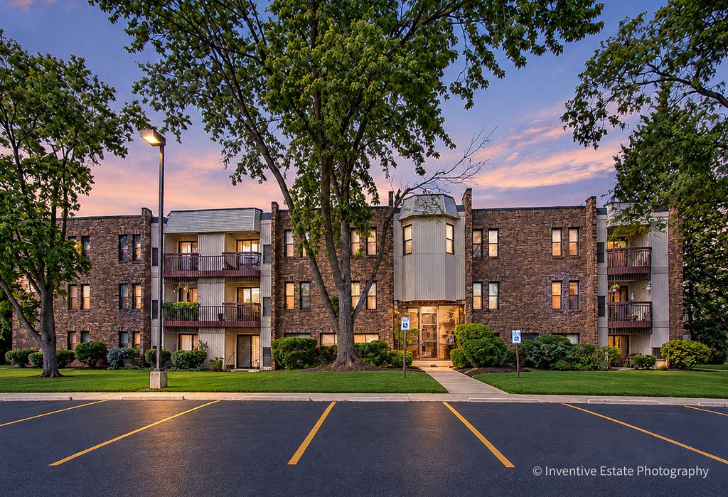2212 Country Club Drive 4, Woodridge, IL 60517 — exterior