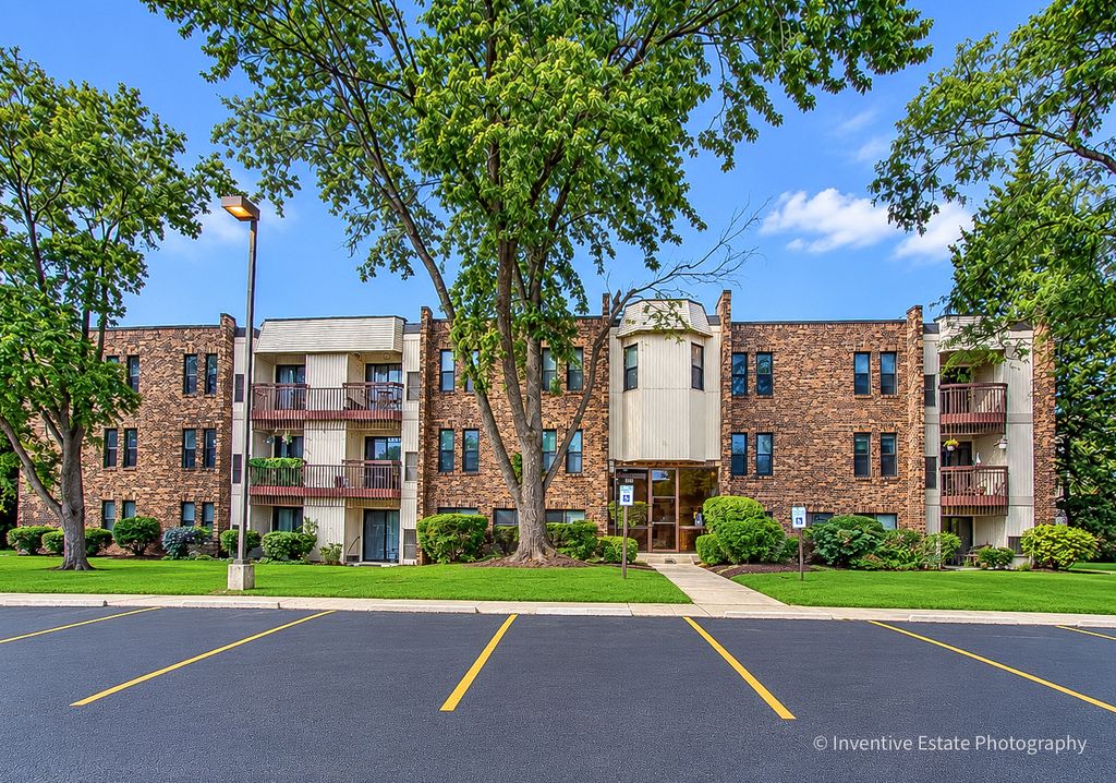 2212 Country Club Drive 4, Woodridge, IL 60517 — photo 2