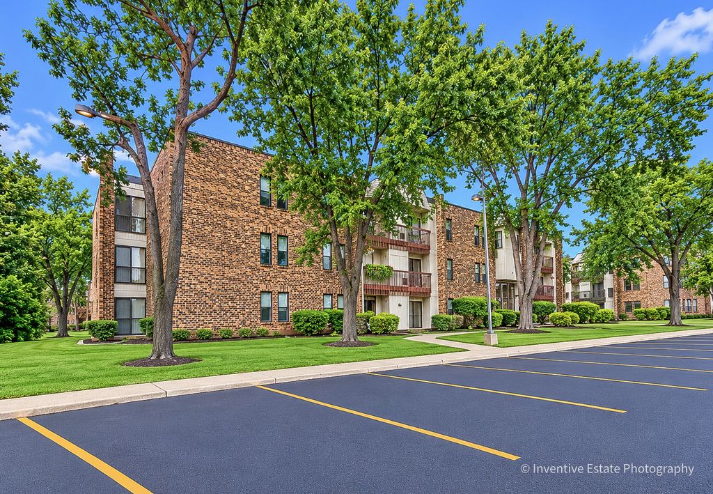 2212 Country Club Drive 4, Woodridge, IL 60517 — photo 5