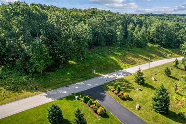 3036 Ravenwood Dr, Hempfield Twp - Wml, PA 15601