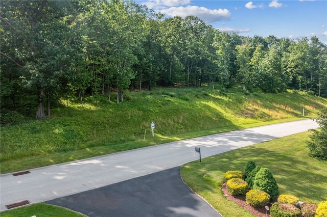 3036 Ravenwood Dr, Hempfield Twp - Wml, PA 15601