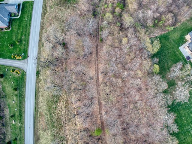 3036 Ravenwood Dr, Hempfield Twp - Wml, PA 15601