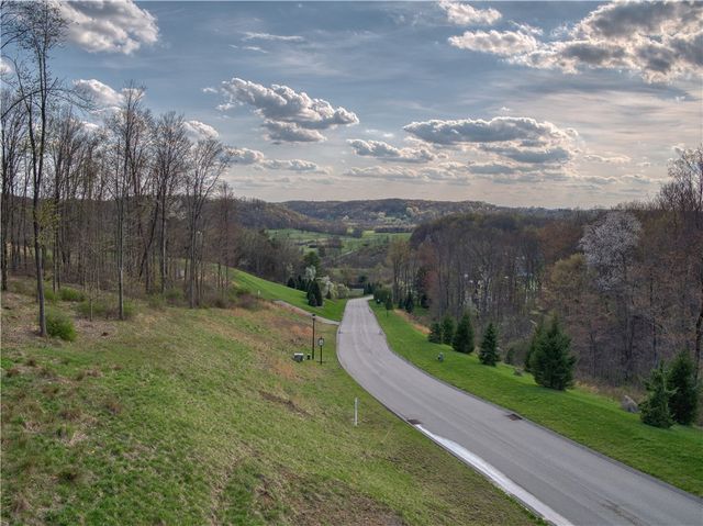 3036 Ravenwood Dr, Hempfield Twp - Wml, PA 15601