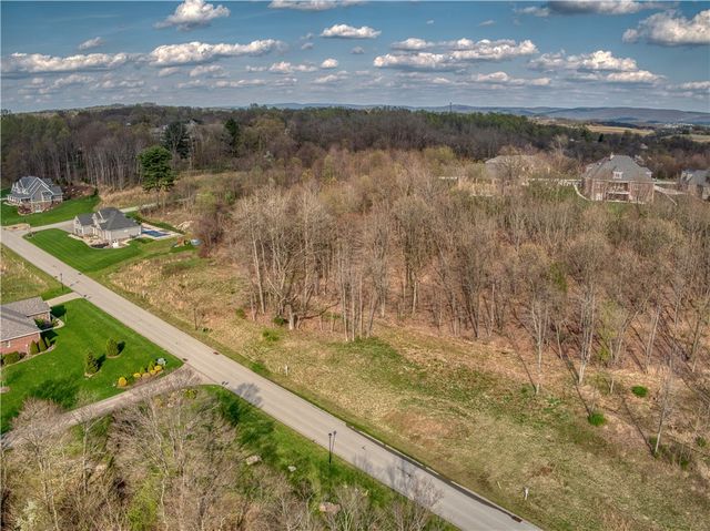 3036 Ravenwood Dr, Hempfield Twp - Wml, PA 15601