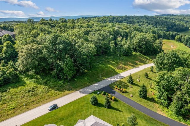 3036 Ravenwood Dr, Hempfield Twp - Wml, PA 15601