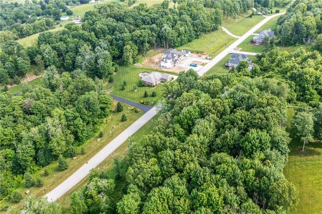 3036 Ravenwood Dr, Hempfield Twp - Wml, PA 15601