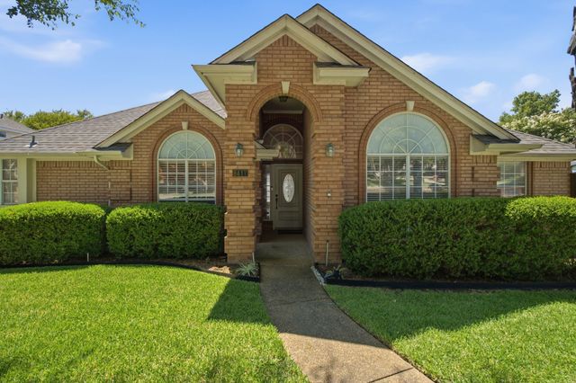 8417 Castle Creek Road, North Richland Hills, TX 76182