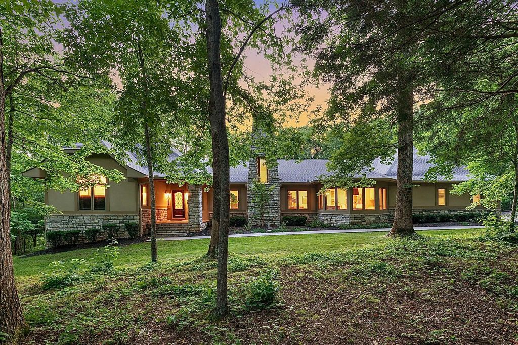 1003 Champion Hills Dr, Kingston Springs, TN 37082