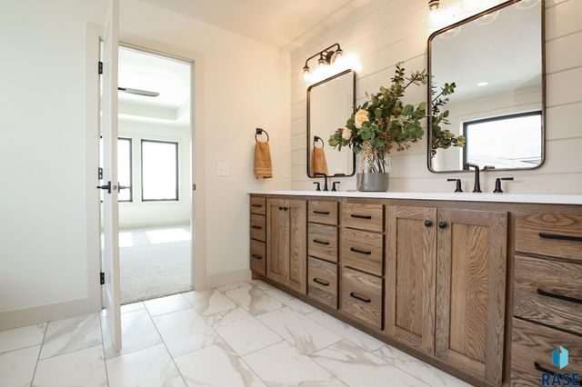 5605 E Canter Ridge Cir Circle, Sioux Falls, SD 57110