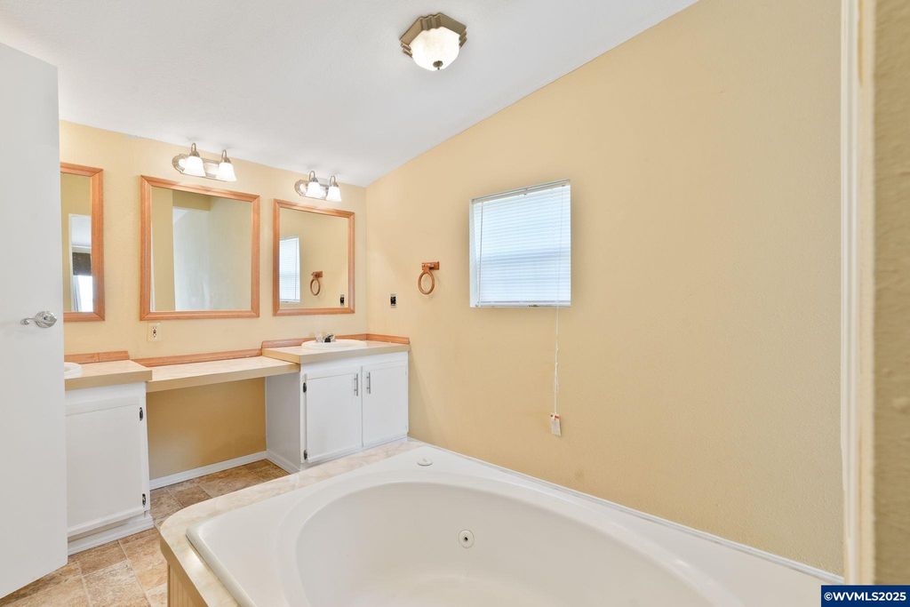 Image 19 of property listing at 5042 Cumberland #18 Ct 18, Salem, OR 97306