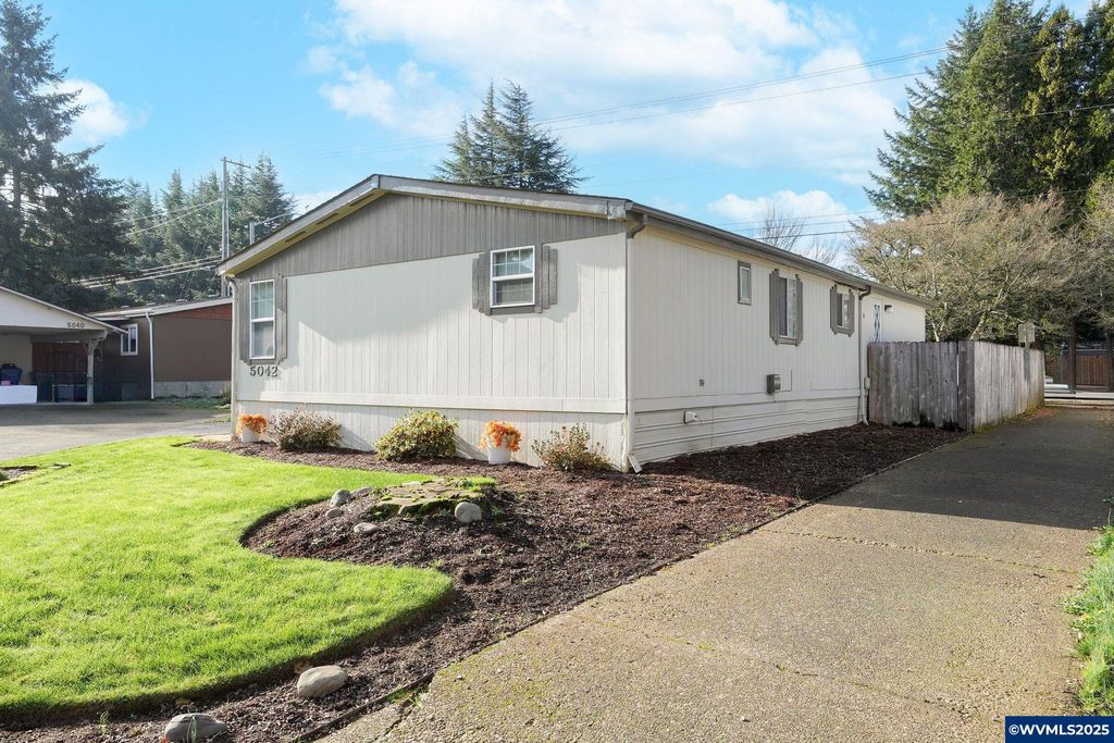 Image 2 of property listing at 5042 Cumberland #18 Ct 18, Salem, OR 97306