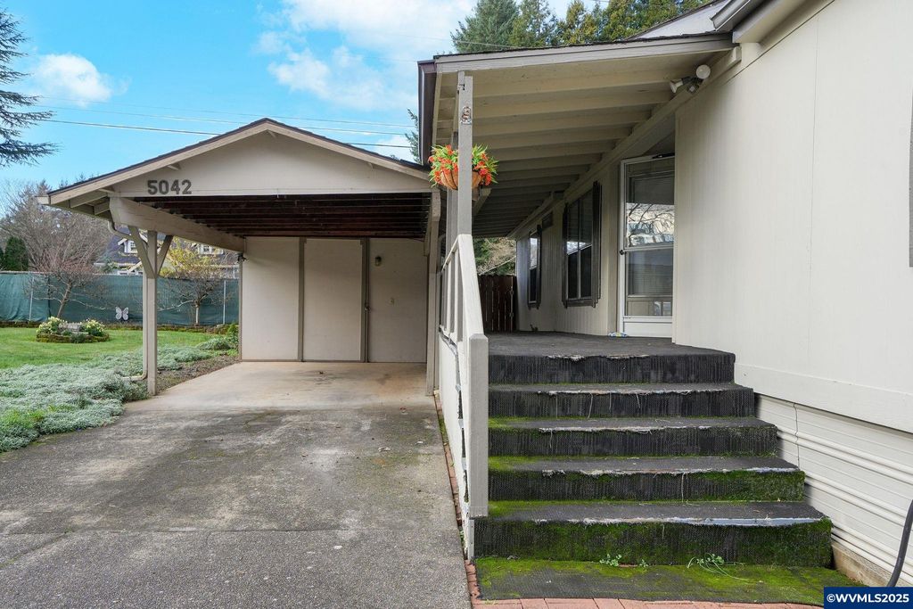 Image 3 of property listing at 5042 Cumberland #18 Ct 18, Salem, OR 97306