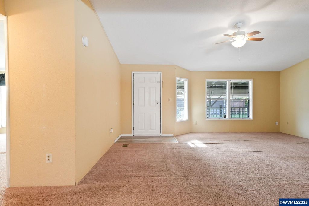 Image 6 of property listing at 5042 Cumberland #18 Ct 18, Salem, OR 97306