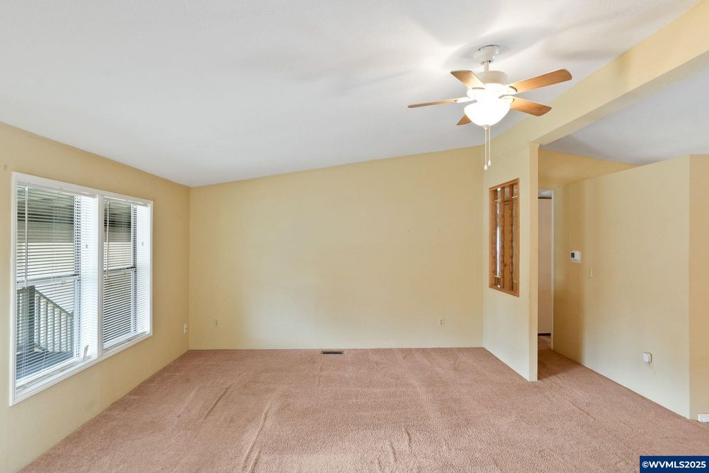 Image 8 of property listing at 5042 Cumberland #18 Ct 18, Salem, OR 97306