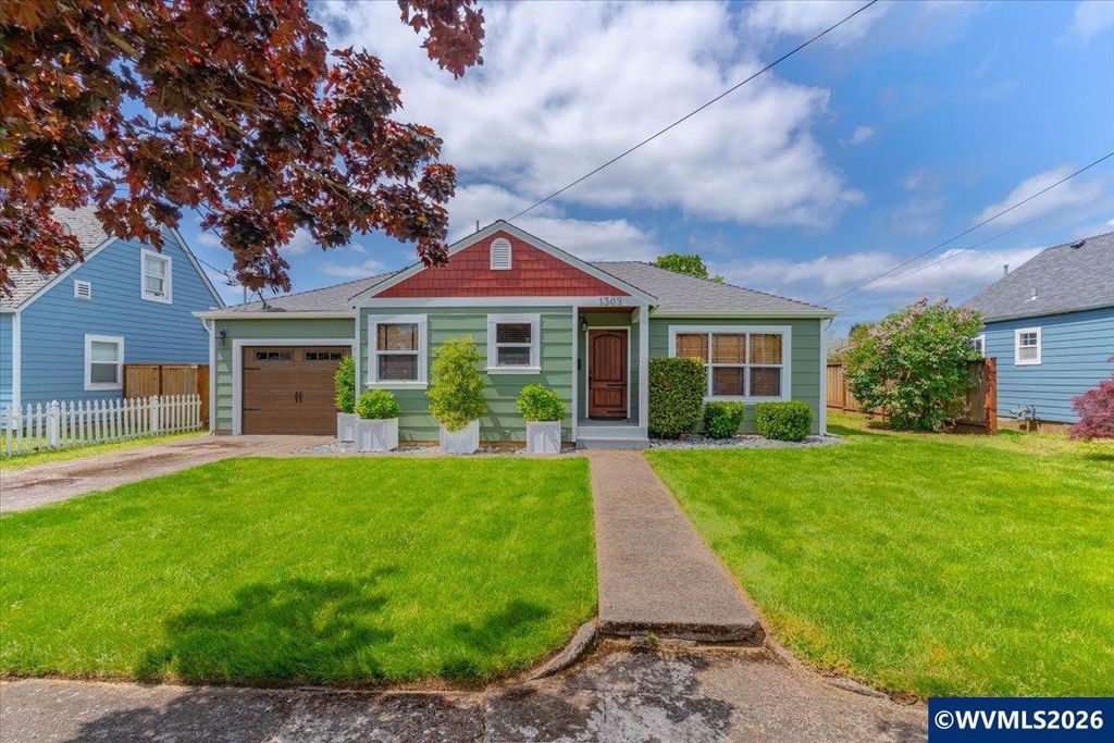 Image 1 of property listing at 1309 SE Howe St, Dallas, OR 97338
