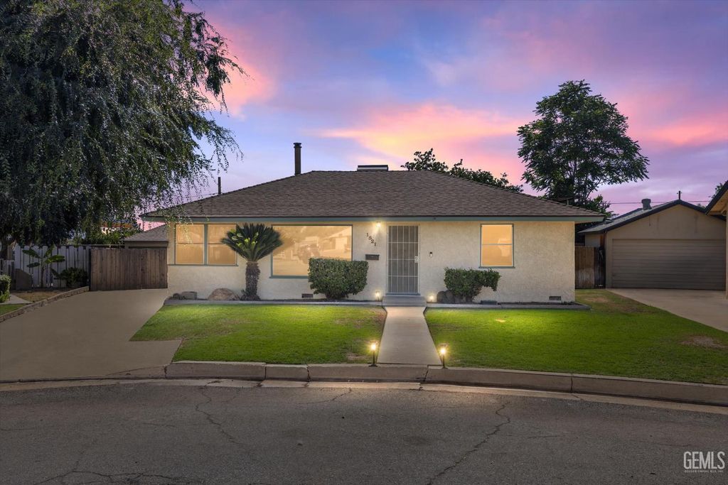 Image 1 of property listing at 1521 Esther, Bakersfield, CA 93308