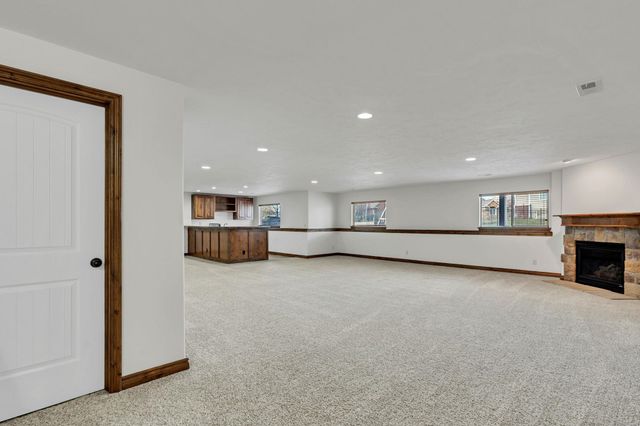 808 E Woodstone Cir, Andover, KS 67002