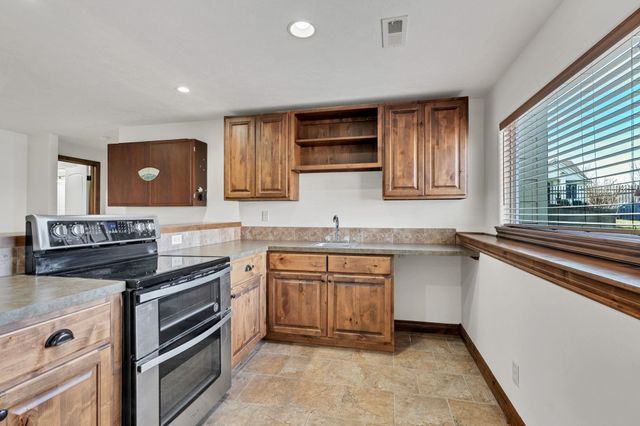 808 E Woodstone Cir, Andover, KS 67002