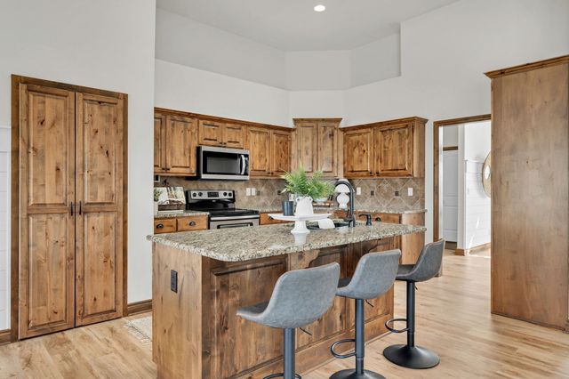 808 E Woodstone Cir, Andover, KS 67002