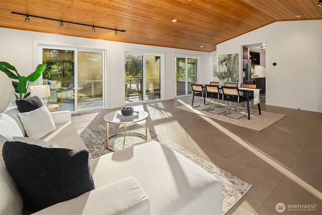 25112 SE 17th Street, Sammamish, WA 98075