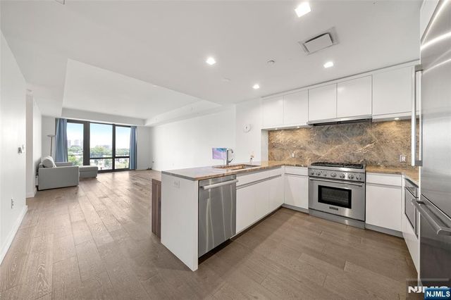 320 Adolphus Avenue 1102, Cliffside Park, NJ 07010