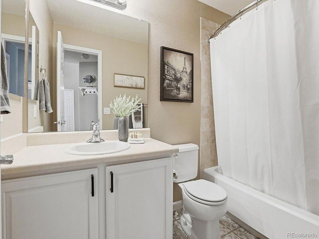 22062 E Irish Dr, Aurora, CO 80016