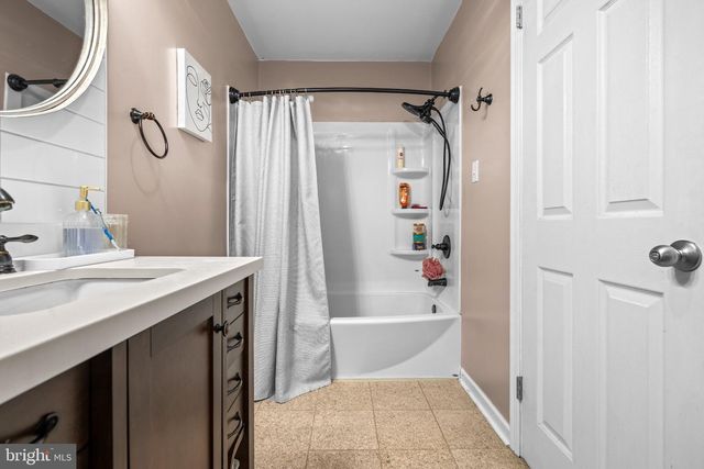 73 DO JAN DR, Pottstown, PA 19465