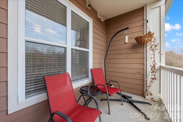 1000 E Woodlawn Road 311, Charlotte, NC 28209